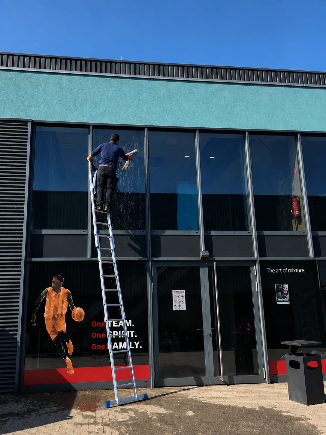 Glasreinigung einer Gewerbefassade in Vechta